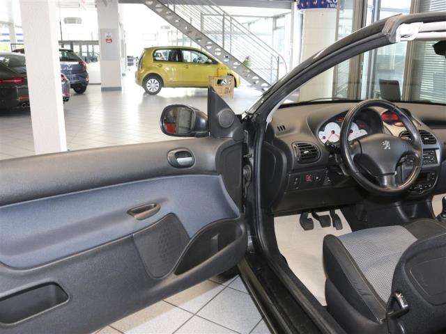 Peugeot 206 CC  für nur 2.650,- € bei Hoffmann Automobile in Wolfsburg kaufen und sofort mitnehmen - Bild 11